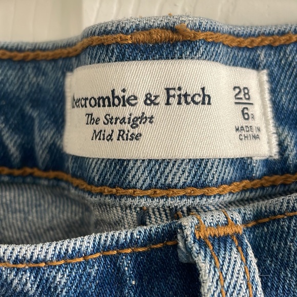 Like new Abercrombie + Fitch the straight mid rise Jean - Picture 2 of 3